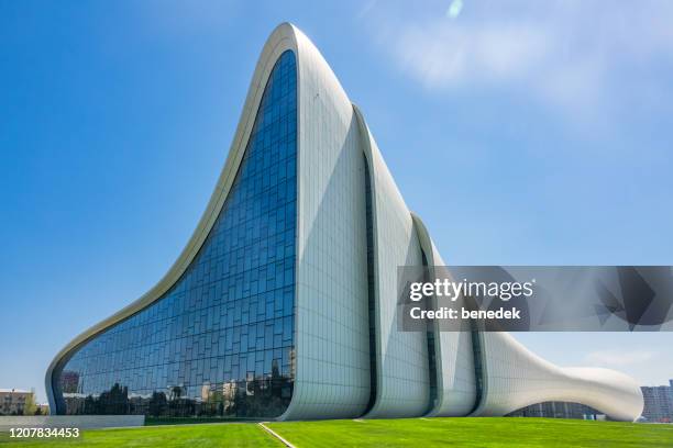 heydar aliyev kulturzentrum in baku aserbaidschan - zaha hadid stock-fotos und bilder