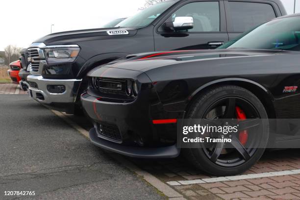 esquivar y ram vehículos en un estacionamiento - dodge dealership fotografías e imágenes de stock