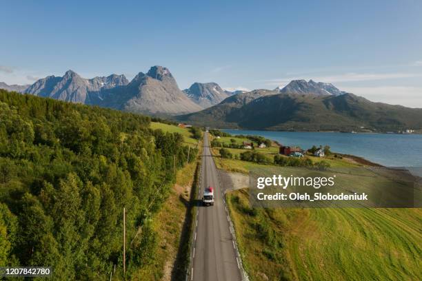 malerische luftaufnahme von wohnmobil auf der straße in der norwegischen landschaft - lieferwagen stock-fotos und bilder