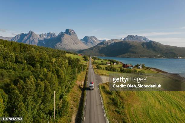 vista aérea panorámica de la furgoneta camper en la carretera en el campo noruego - labor camp fotografías e imágenes de stock