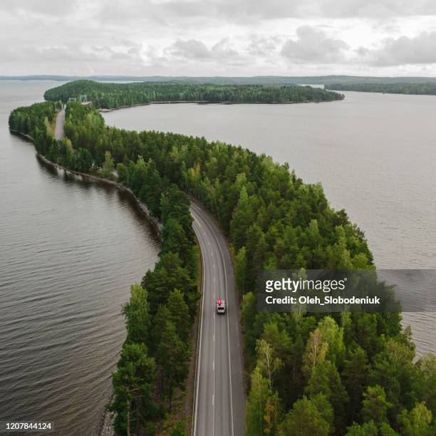 schilderachtige luchtmening van camper met kano op dak op weg door het meer in finland lakeland - finland stockfoto's en -beelden