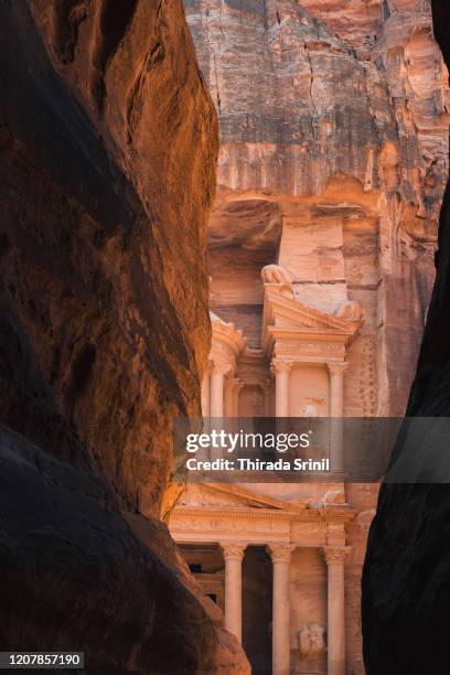 the treasury behind the siq - the siq fotografías e imágenes de stock