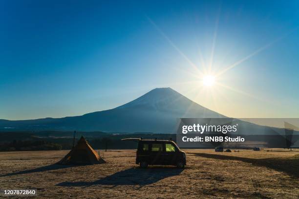 mt.fuji with sunrise - yamanaka lake fotografías e imágenes de stock