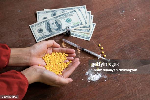 drug addict buying narcotics and paying. - marijuana arrest stock pictures, royalty-free photos & images