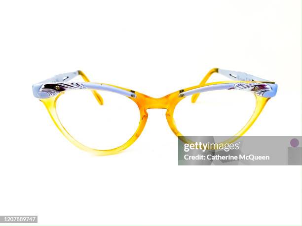 yellow vintage silver-rimmed cat eye glasses - cats eye glasses photos et images de collection