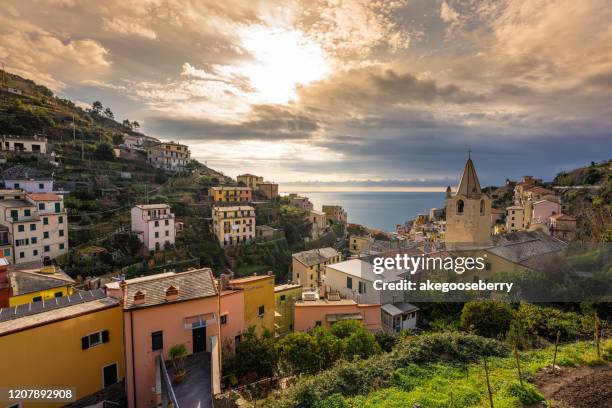 the cinque terre riomaggiore city - baia foto e immagini stock