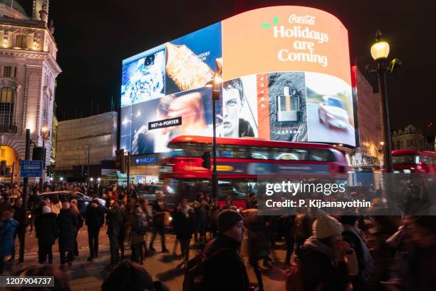 piccadilly circus bei nacht - picadilly lights stock-fotos und bilder