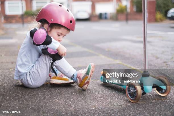 sicherheit an erster stelle - knieschützer stock-fotos und bilder