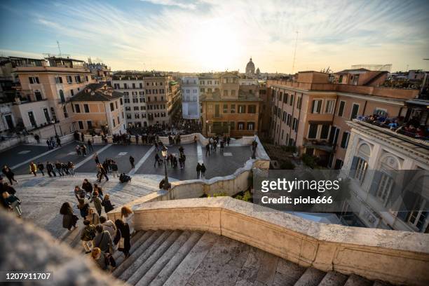 trinita dei monti und die spanische treppe: typischer sonnenuntergang in rom - spanish steps stock-fotos und bilder