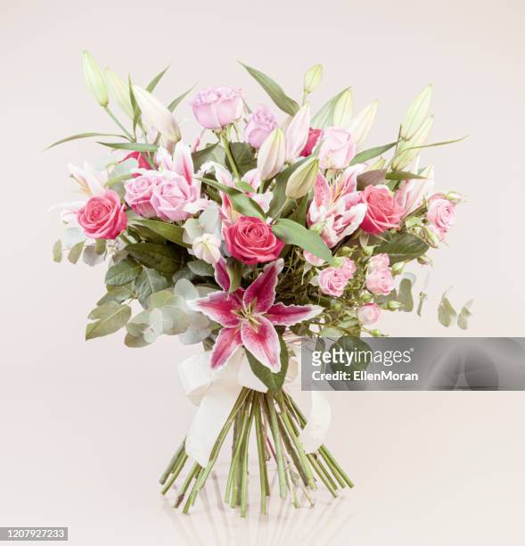 beautiful bouquet - flower arrangement stock pictures, royalty-free photos & images