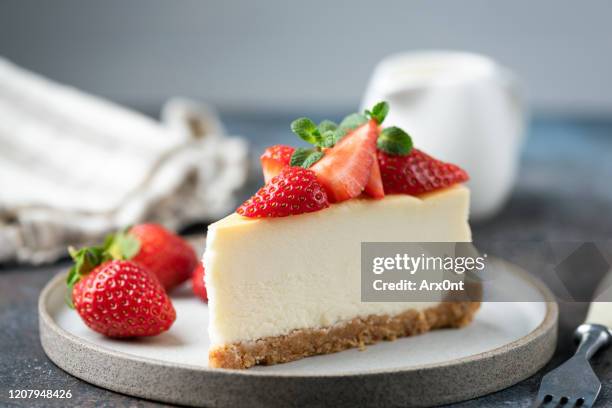slice of strawberry cheesecake - cheesecake foto e immagini stock