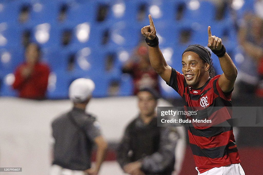 Flamengo v Atletico PR - Bridgestone Sudamericana Cup