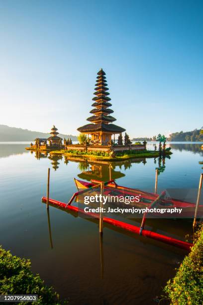 vertical view of pura ulun danu bratan in bali, indonesia - bratansee stock-fotos und bilder