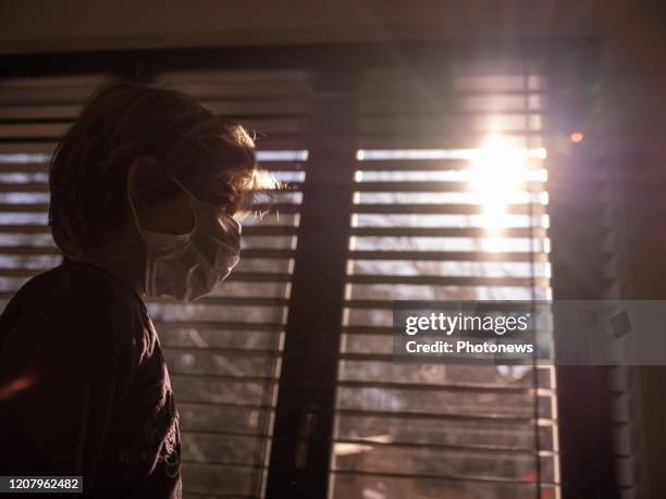 Illustration Coronavirus lockdown in Belgium - Enfant masque fenêtre soleil - Kind mondmasker zon venster - kid son window maskpict. Vincent Duterne...