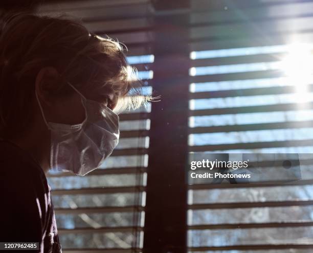 Illustration Coronavirus lockdown in Belgium - Enfant masque fenêtre soleil - Kind mondmasker zon venster - kid son window mask pict. Vincent Duterne...