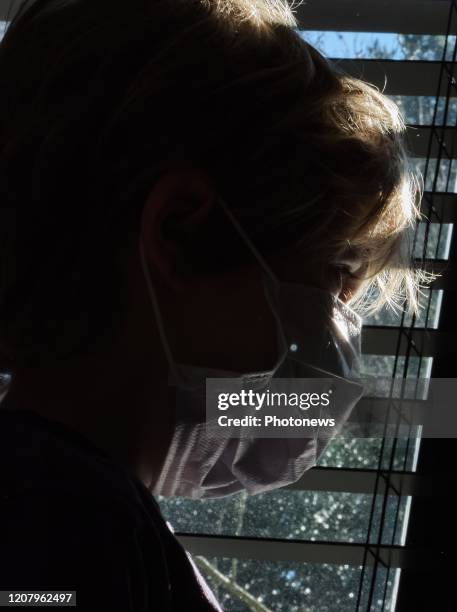 Illustration Coronavirus lockdown in Belgium - Enfant masque fenêtre soleil - Kind mondmasker zon venster - kid son window maskpict. Vincent Duterne...