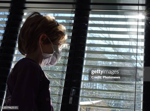 Illustration Coronavirus lockdown in Belgium - Enfant masque fenêtre soleil - Kind mondmasker zon venster - kid son window maskpict. Vincent Duterne...