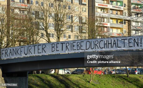 March 2020, Brandenburg, Frankfurt : On a bridge over a road hangs a large banner with the inscription "Frankfurter Betriebe Durchhalten! Photo:...