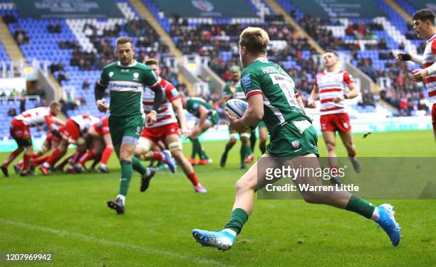 Ollie Hassell-Collins of London Irish scores the opening try during the Gallagher Premiership Rugby match between London Irish and Gloucester Rugby...