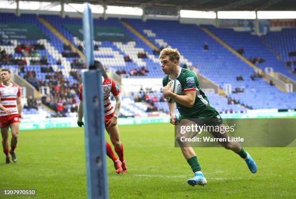 Ollie Hassell-Collins of London Irish scores the opening try during the Gallagher Premiership Rugby match between London Irish and Gloucester Rugby...