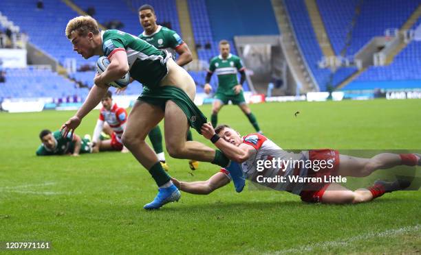 Ollie Hassell-Collins of London Irish scores his second try during the Gallagher Premiership Rugby match between London Irish and Gloucester Rugby at...