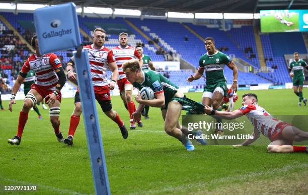 Ollie Hassell-Collins of London Irish scores his second try during the Gallagher Premiership Rugby match between London Irish and Gloucester Rugby at...