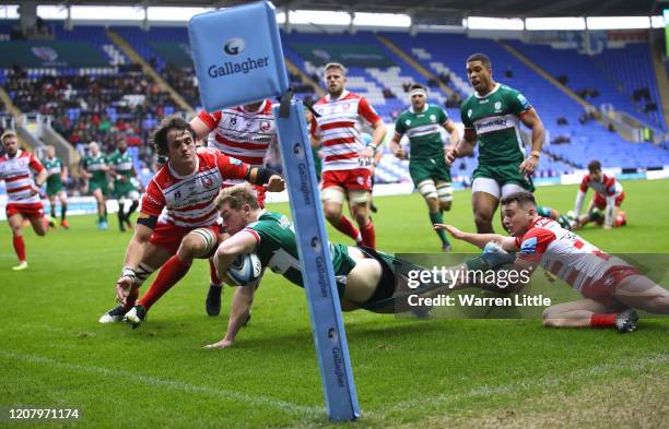 Ollie Hassell-Collins of London Irish scores his second try during the Gallagher Premiership Rugby match between London Irish and Gloucester Rugby at...