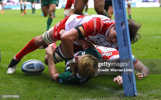 Ollie Hassell-Collins of London Irish scores his second try during the Gallagher Premiership Rugby match between London Irish and Gloucester Rugby at...