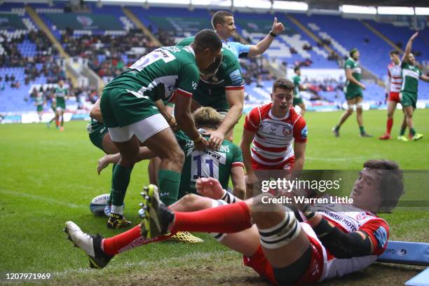 Ollie Hassell-Collins of London Irish scores his second try during the Gallagher Premiership Rugby match between London Irish and Gloucester Rugby at...