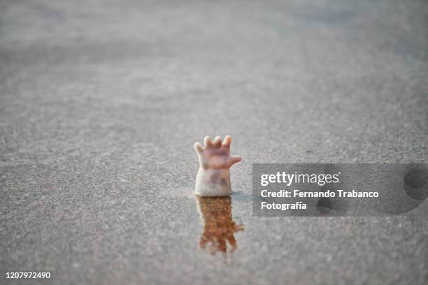 abandoned doll on the beach - broken toy stock pictures, royalty-free photos & images