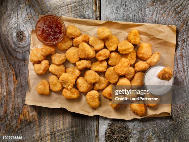 pub-stil, popcorn huhn mit tauchsauce - chicken nuggets stock-fotos und bilder