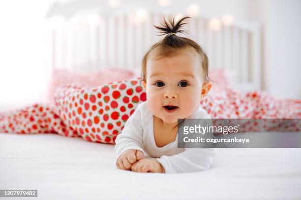 glückliches baby - ein weibliches baby allein stock-fotos und bilder