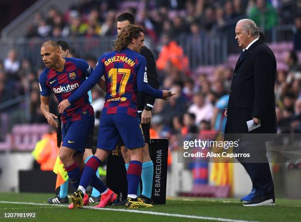 Martin Braithwaite of FC Barcelona replaces Antoine Griezmann of FC Barcelona during the La Liga match between FC Barcelona and SD Eibar SAD at Camp...