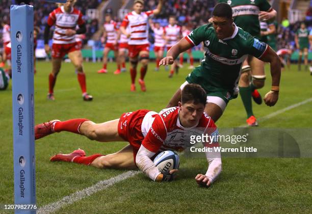 Louis Rees -Zammitt of Gloucester scores a try during the Gallagher Premiership Rugby match between London Irish and Gloucester Rugby at on February...