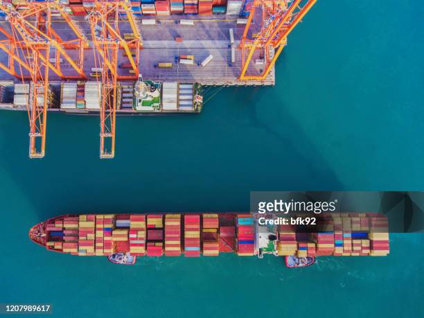 vista aérea del buque de carga con contenedores de carga en estambul - estación edificio de transporte fotografías e imágenes de stock