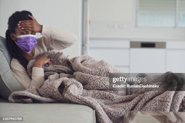 vrouw die koorts controleert. - symptom stockfoto's en -beelden