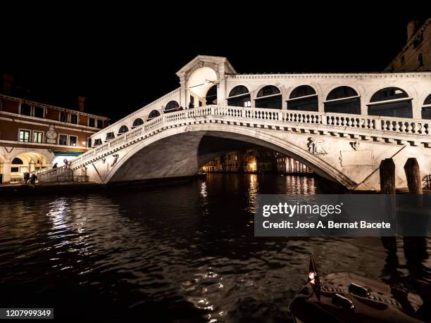 rialto bridge on grand canal, venice, italy . - rialto bridge foto e immagini stock