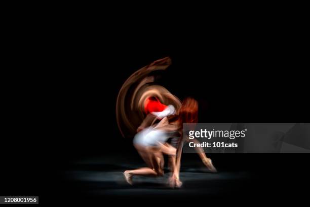 ballerinas tanzen, bewegung verschwommen - long exposure dancer stock-fotos und bilder