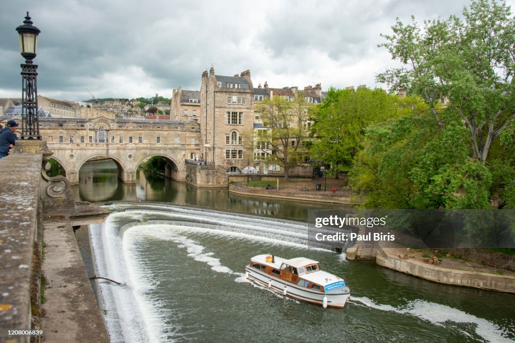 Boat on the River Avon and famous Pulteney Bridge, Bath, UK