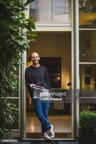 portrait of male architect standing in house doorway - entry draft portraits foto e immagini stock