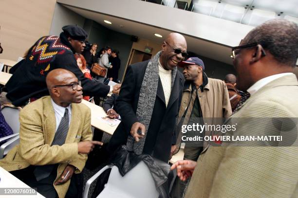 Le musicien Manu Dibango, arrive, le 26 novembre 2005 à Paris à l'Assemblée nationale lors de la création de la Fédération des associations noires de...