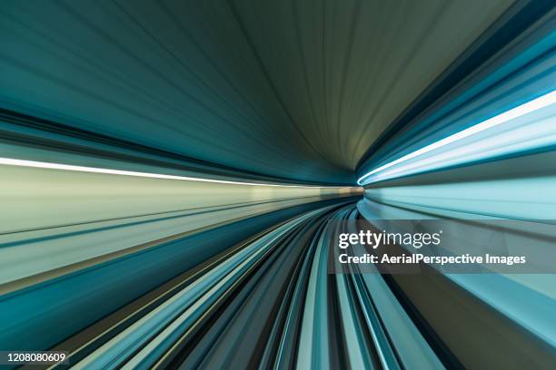 pov long exposure of dubai subway tunnel - road richtung power station bei nacht stock-fotos und bilder