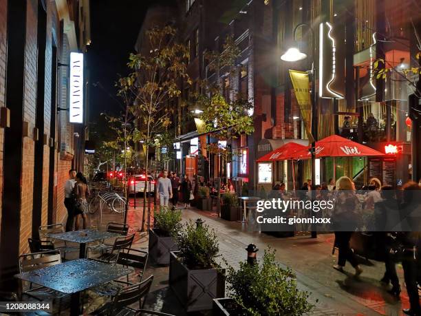 night crowd in kensington street, chippendale, sydney - restaurant sydney outside stock pictures, royalty-free photos & images