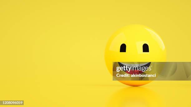 emoji 3d com rosto feliz - anthropomorphic smiley face - fotografias e filmes do acervo