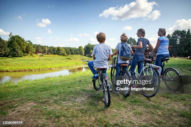familie genießt eine radtour - fahrrad grün stock-fotos und bilder