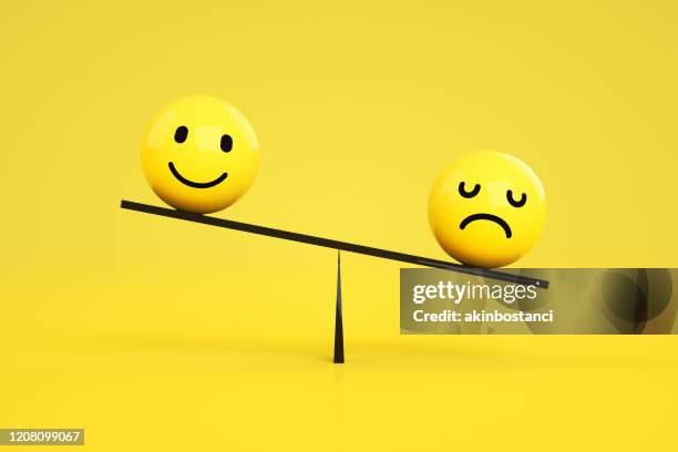 3d emoji con smiley y sad face en balance board, seesaw scale - cara sonriente antropomórfica fotografías e imágenes de stock
