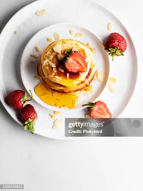 stapel van huisgemaakte pannekoeken voor ontbijt met bessen, pannekoeken met honing en aardbei, pannekoeken - pancakes stockfoto's en -beelden