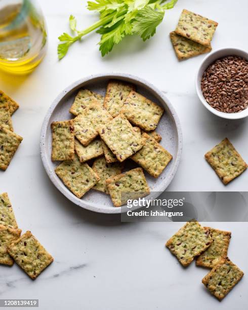 gezonde snack van volkoren rogge knäckebröd crackers met spinazie en lijnzaad en olijfolie - rye grain stockfoto's en -beelden