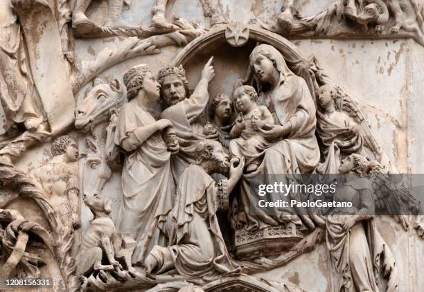 le duomo - les trois sages - bas relief photos et images de collection