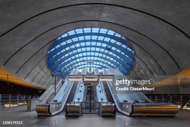 het canary wharf metrostation , londen - london underground speed stockfoto's en -beelden